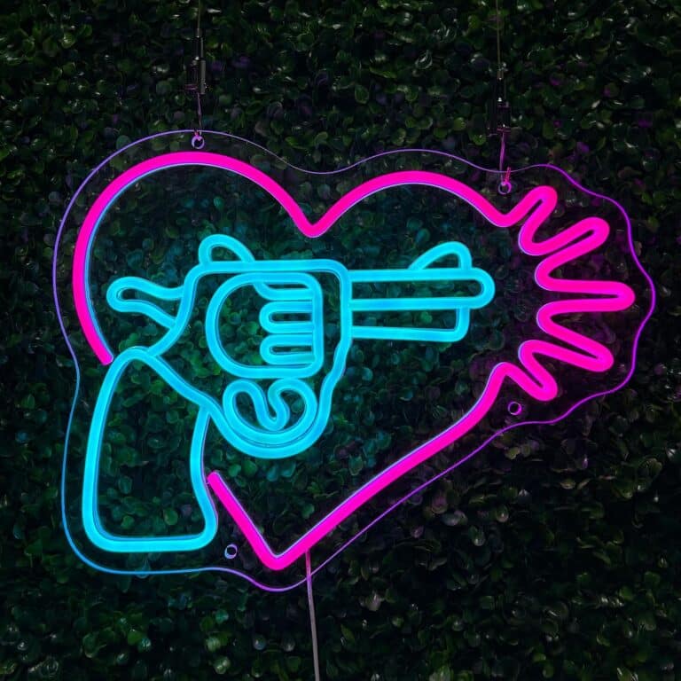 revolver coeur neon