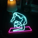 Neon Posture du scorpion (Vrischikasana) 2