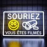 neon souriez vous etes filmes